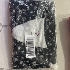 Isaac Mizrahi Live NWT M Black and White Floral Face Mask